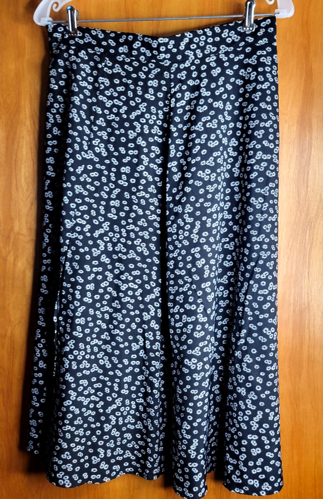 Women’s Black Daisy A‑Line Midi Skirt M Side Zip Front Slit Floral