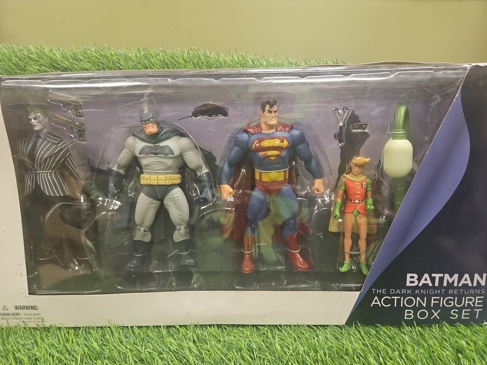 DC Collectibles Batman The Dark Knight Returns 4 Piece Action Figure Box Set NEW