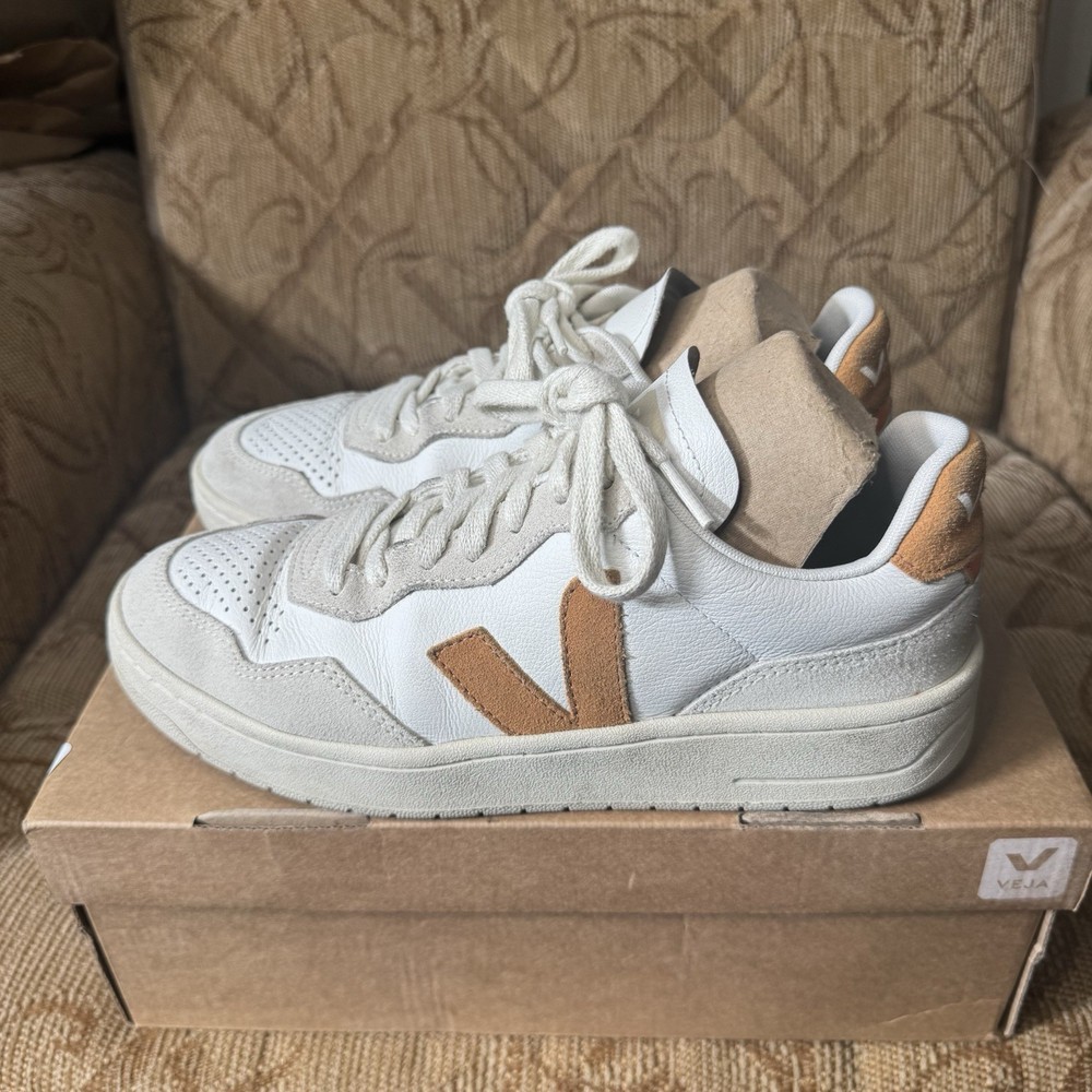 Veja V-90 Leather White Umber Women's Size 7 Pre-Owned with Box