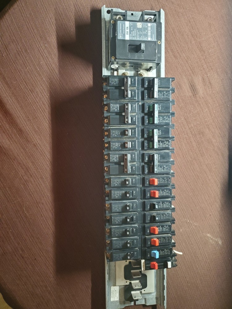 200 Amp Eaton/Cutler-Hammer Panel Guts & Circuit Breakers Assortment