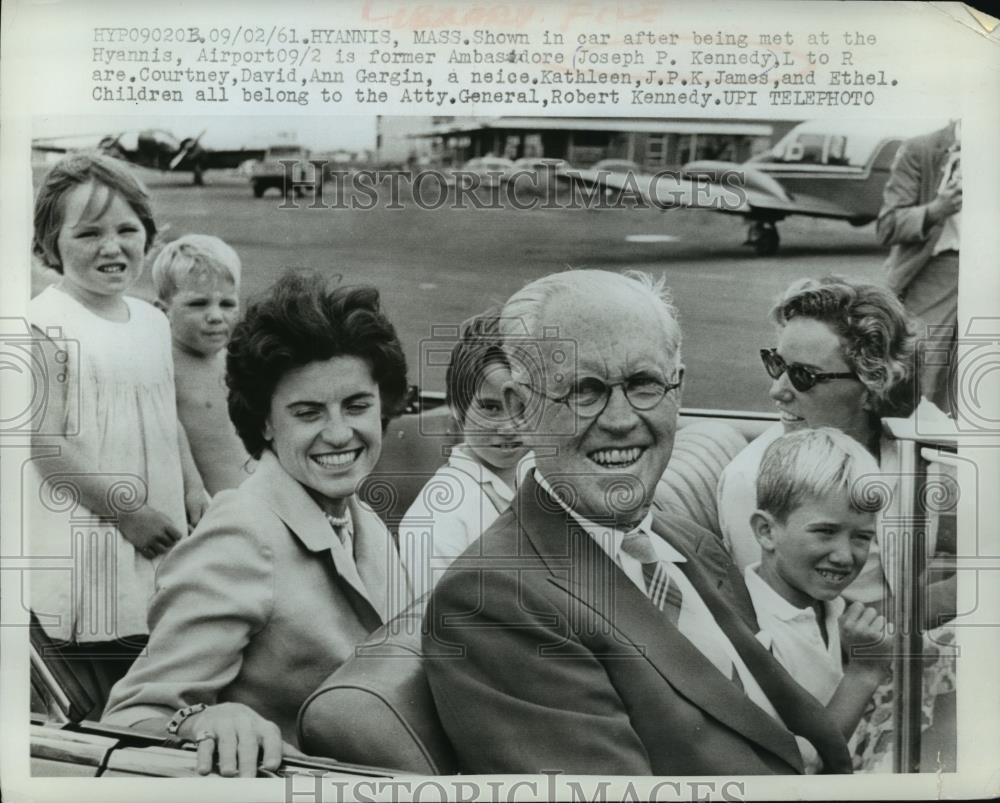 1961 Press Photo Ethel and children pick up grandpa Joseph Kennedy at airport.