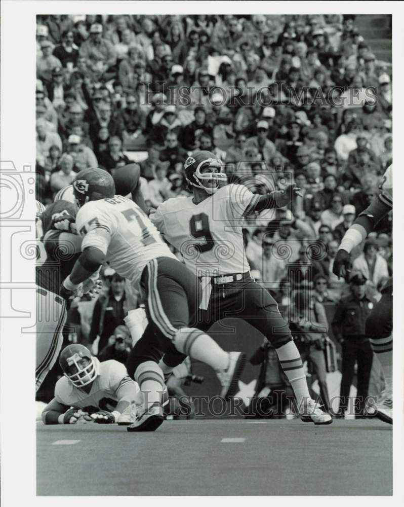 1981 Press Photo Kansas City quarterback Bill Kenney in game against New England