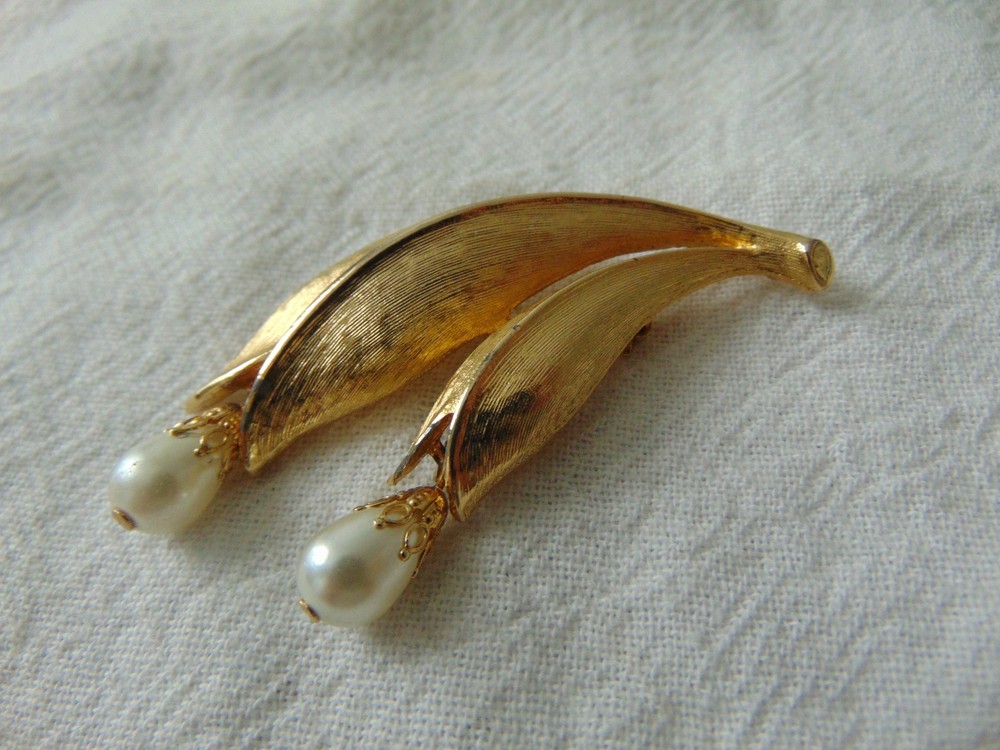 vintage Emmons signed gold plated pearl drops leaf brooch