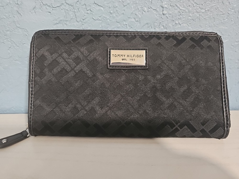 Tommy Hilfiger Women's Wallet 8 Credit Cards Slots Zipper Compartment Black Used