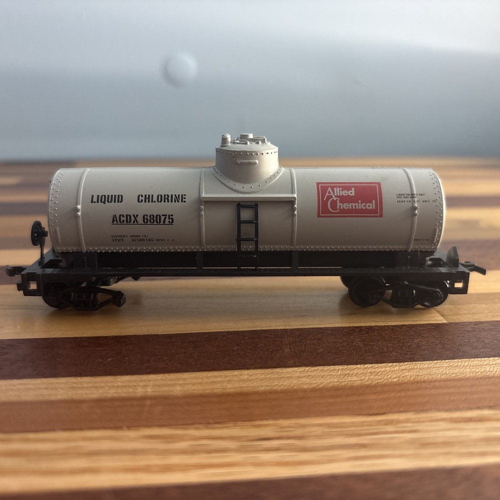 LIFE-LIKE HO Scale ALLIED CHEMICAL LIQUID  Tanker  CAR ACDX #68075