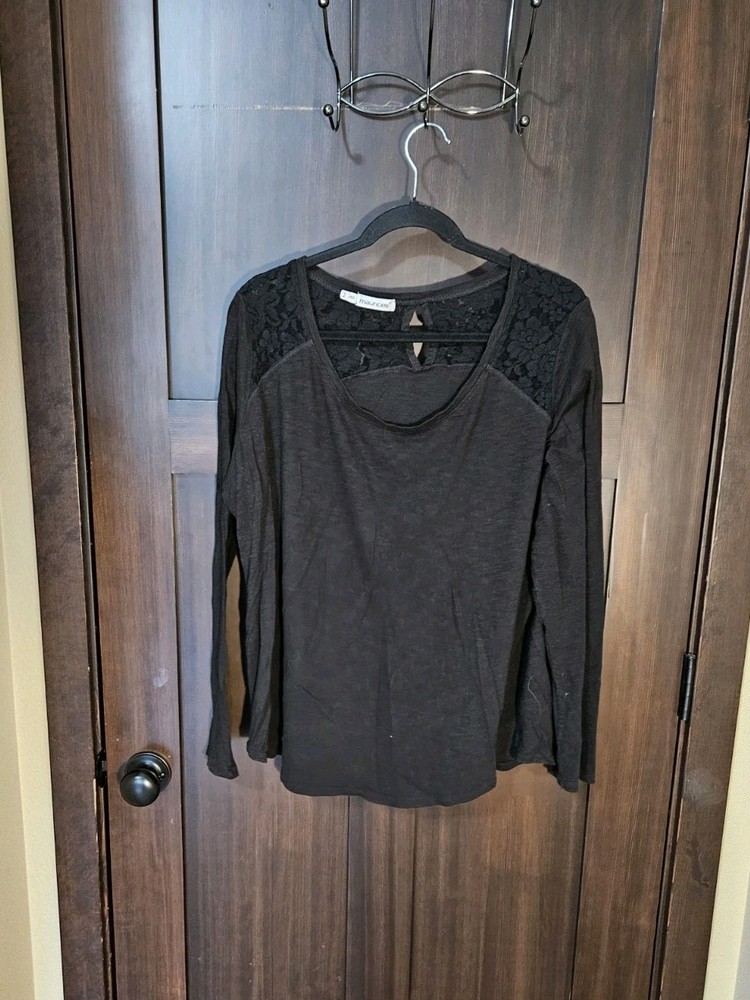 EUC Women's Plus Maurices Black Lacey Sleeved Stretch Lightweight Top Size 2 2X