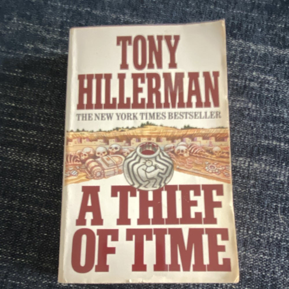 Tony Hillerman A Thief of Time (Paperback, Mystery & Detective Fiction)
