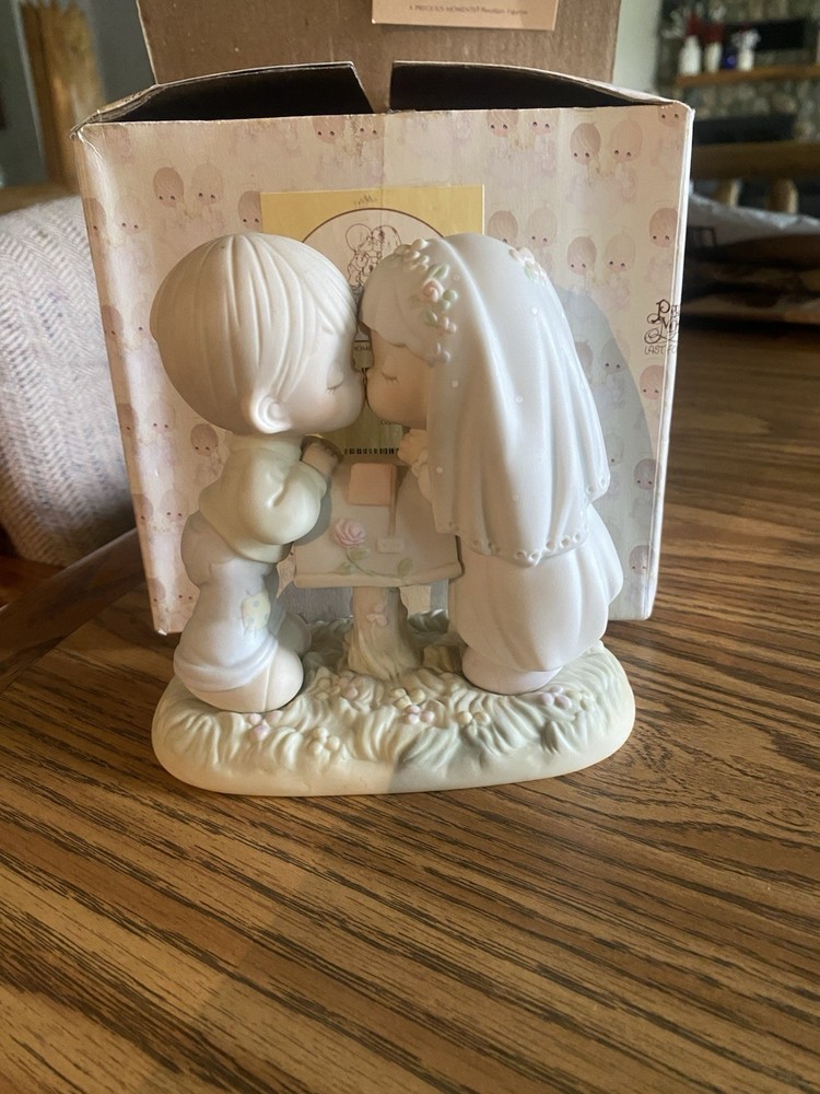 Precious Moments 1992 Sealed With A Kiss Figurine with Box MINT 524441 Retired