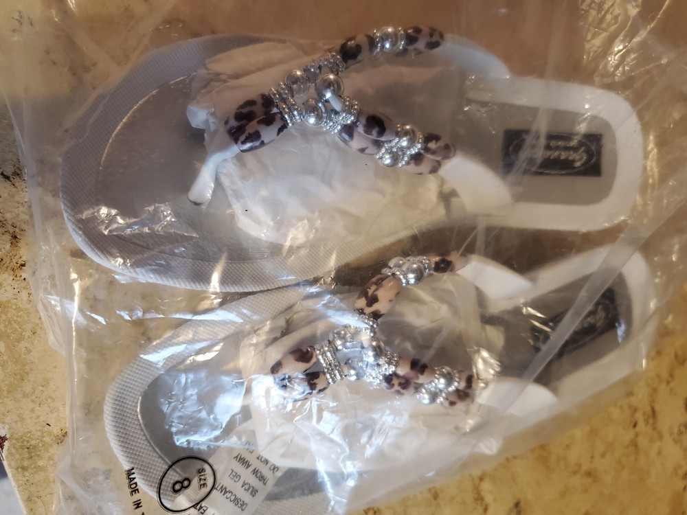 Grandco Women's Size 8 Silver Leopard Bead Sandals