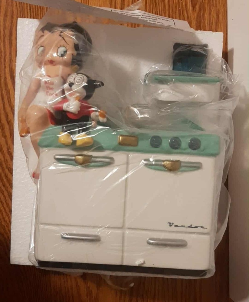 Vintage 2003 Betty Boop Kiss the Cook Cookie Jar (LIGHT ACTIVATED SOUND) 20% OFF