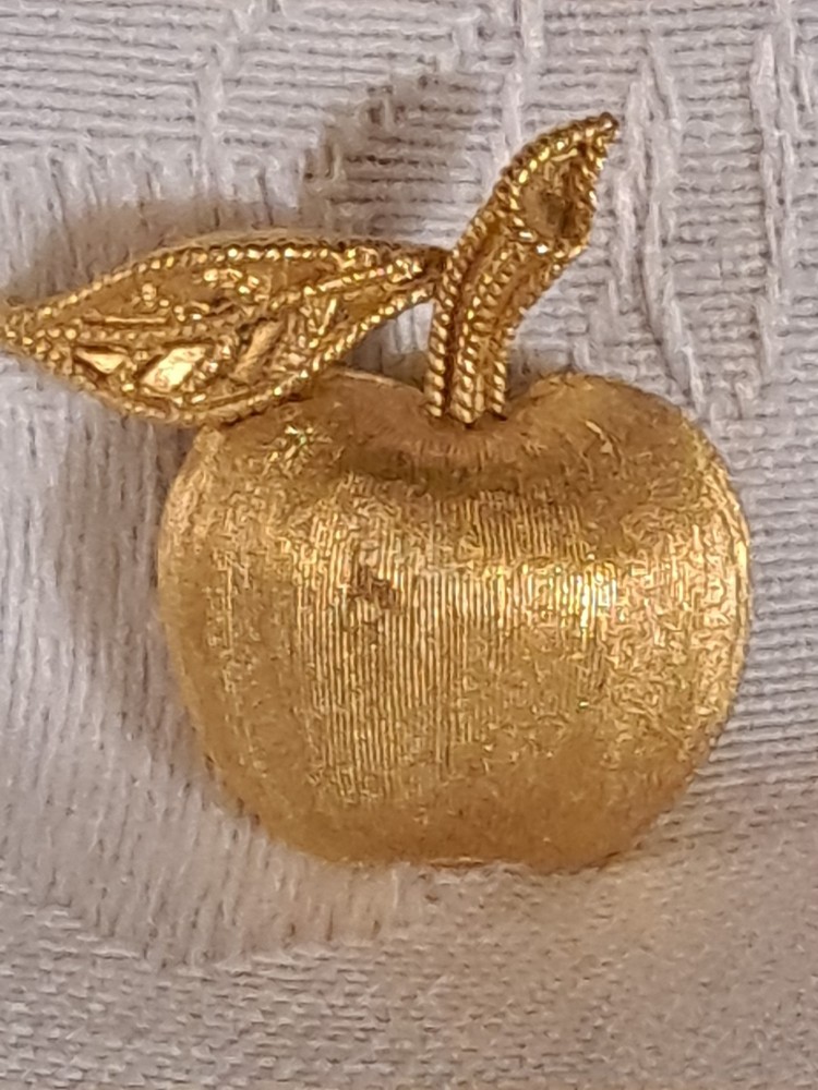 Vintage Trifari Brushed Gold Tone Apple Stem Leaf Fruit Scatter Pin Brooch