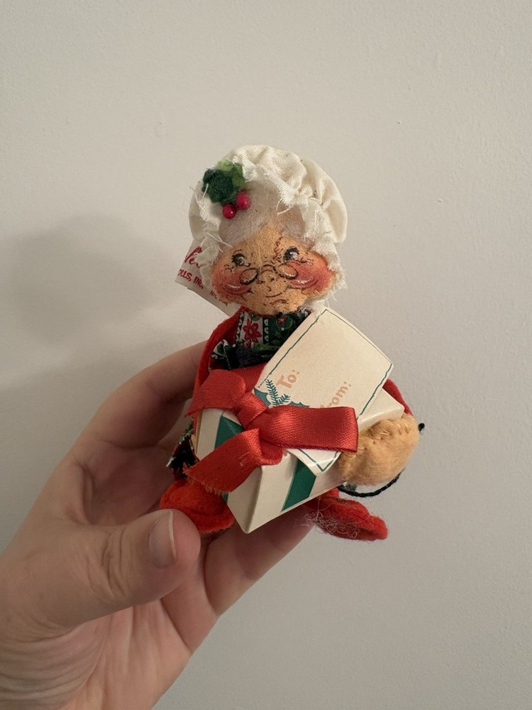 Annalee Motilitee Doll Mrs. Claus With Present & Gift Tag 1981 Vintage Christmas