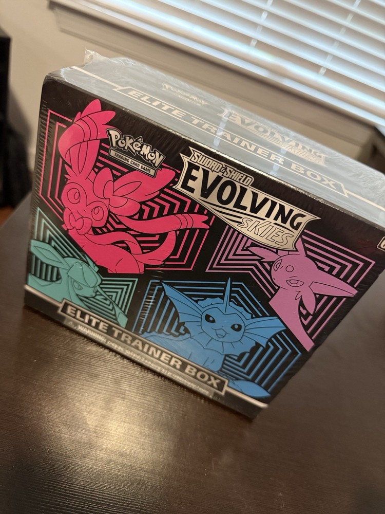Pokémon Evolving Skies  ETB Elite Trainer Box Sealed 8 Booster Packs