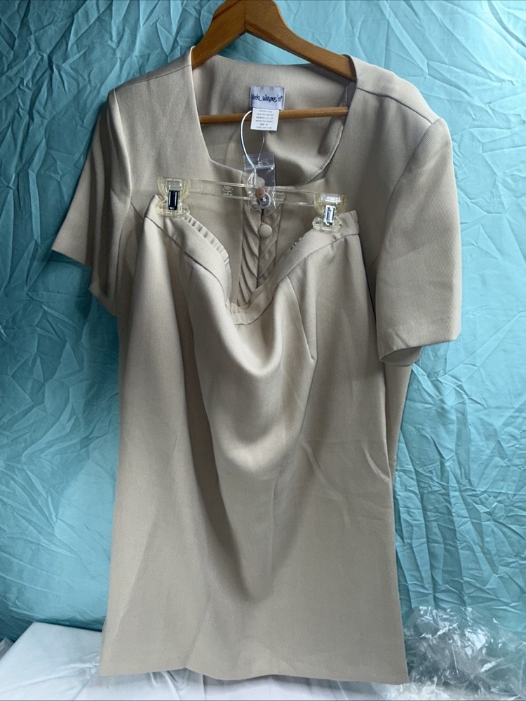 Vicki Wayne beige short-sleeve blouse and skirt set  Size 18