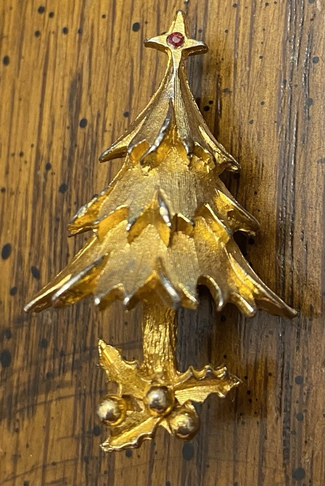 1 1/2” Gold Tone Vintage Simple Christmas Tree Brooch Pin Red Rhinestone Star