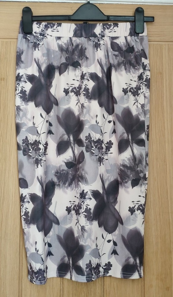 Grey Floral Print Pencil Skirt in Size 12 - Stylish & Elegant