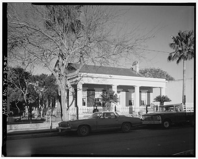 Photo:New Orleans Louisiana 1900s Historic House with Columns and Cars
