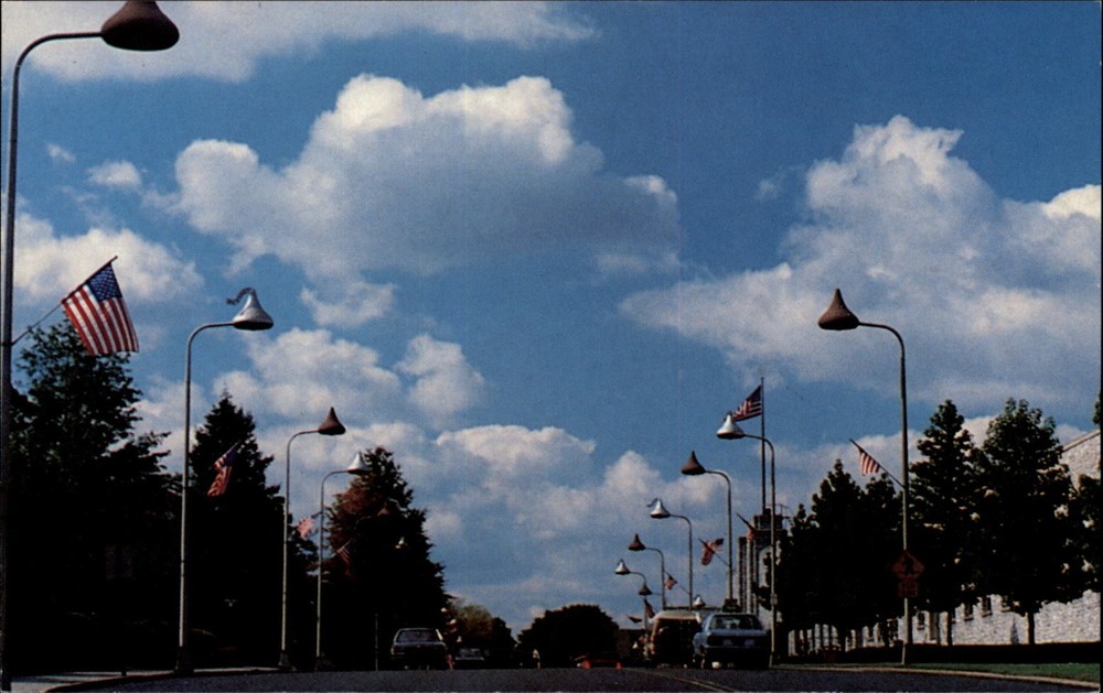 Hershey Pennsylvania Kisses Lamp Posts vintage postcard c901