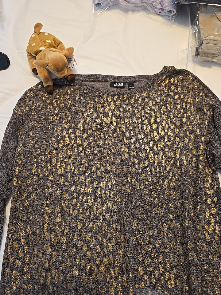 A.N.A  A New Approach Women Animal Print Top Sz L Gray Brozne Foil Hi Lo Hem.