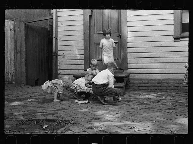Photo:Georgetown Washington DC Poor White Children Playing Sidewalk 1935