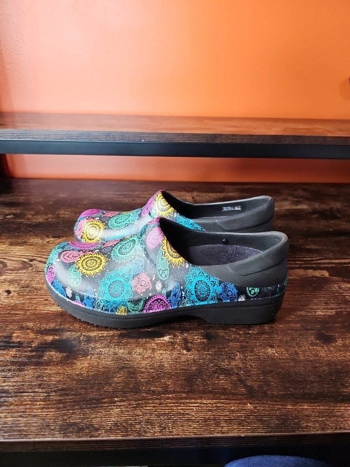 Crocs Clogs Womens Size 9 Neria Pro II Paisley Mandala Multicolor Nursing Shoes