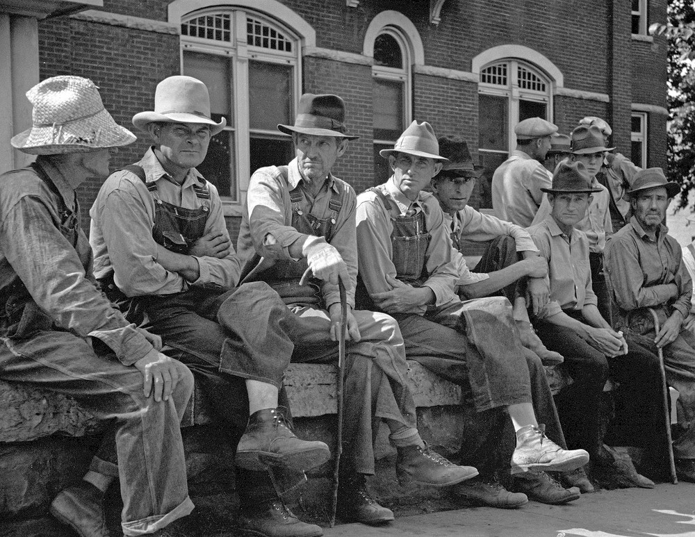 1936 Loafer's Wall, Batesville, Arkansas Vintage Old Photo 8.5