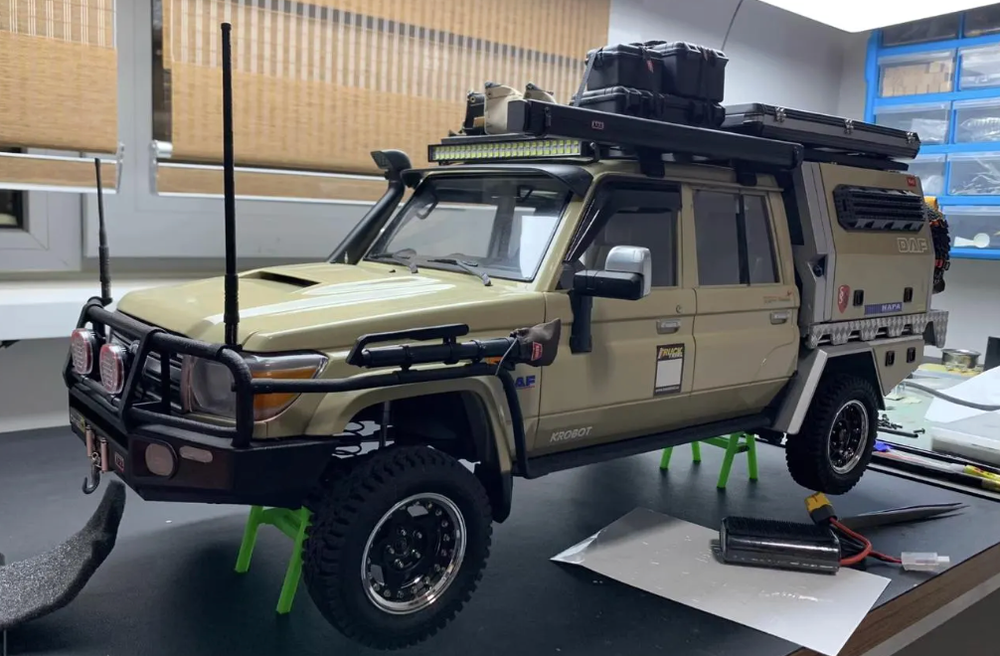 Toyota Land Cruiser LC79 RC Crawler – 1/10 Scale, Custom Build, LED Roof Bar