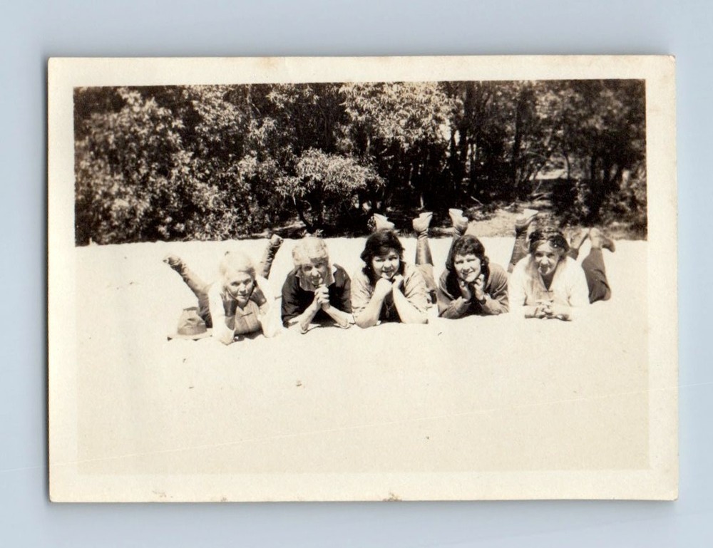 Old Vintage Photo LEGGY WOMEN BEACH SCENE FUNNY POSE PINUP LADIES SNAPSHOT
