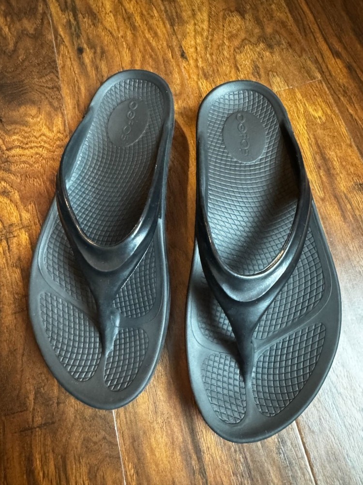 OOFOS OOLALA unisex shiny black W8 M6 thong flip flop recovery shoes sandals