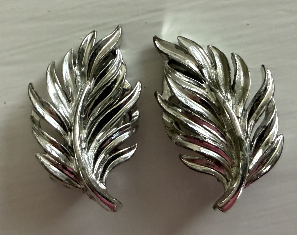 Vintage Lisner Silver Tone Maple Leaf Clip On Earrings Signed Textured