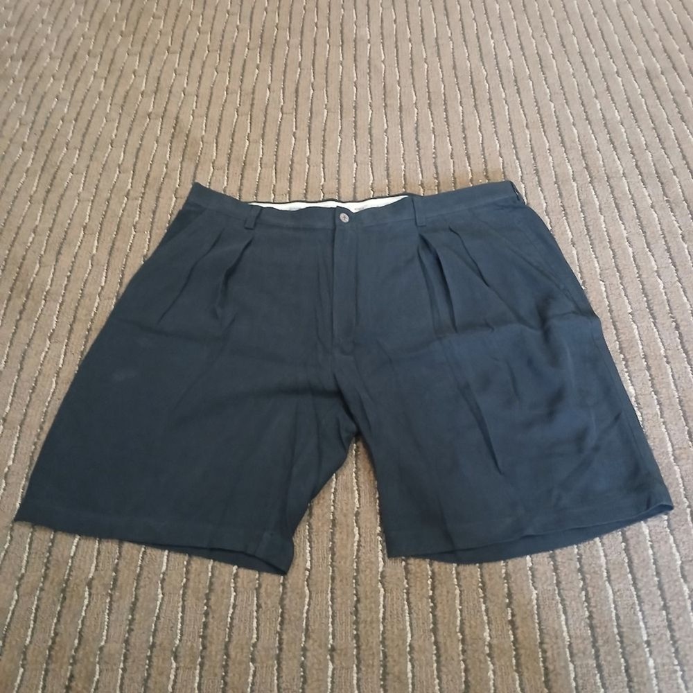 Tommy Bahama 100% Silk Flat Front Golf Shorts Men's Size 40 Sports Preppy Hiking