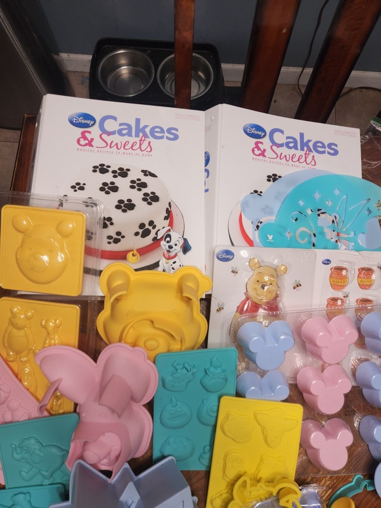 Disney Cakes & Sweets Instructions 1-25 + Extra Cutters Silicone Molds