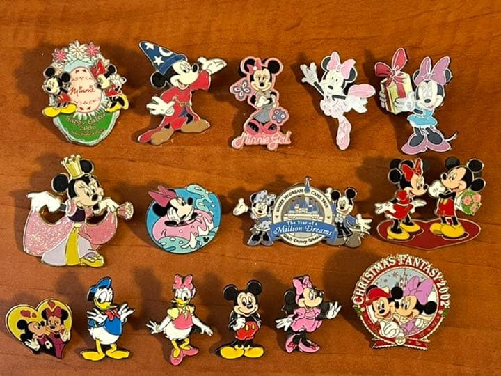 15 Disney Overseas Pin Badges, Mickey Minnie Center #fcf8ec