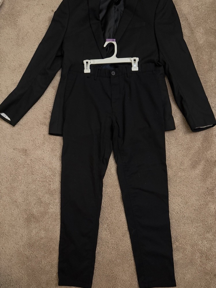Black ZARA Men’s 2 Piece Suit. Jacket Size: 42. Pant Size : 32