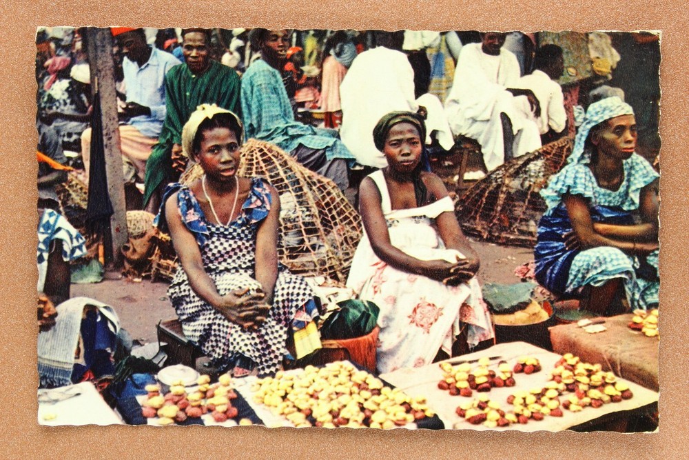 Africa. Jeunes marchandes. Young tradeswomen Chestnuts? Old photo postcard 1960s