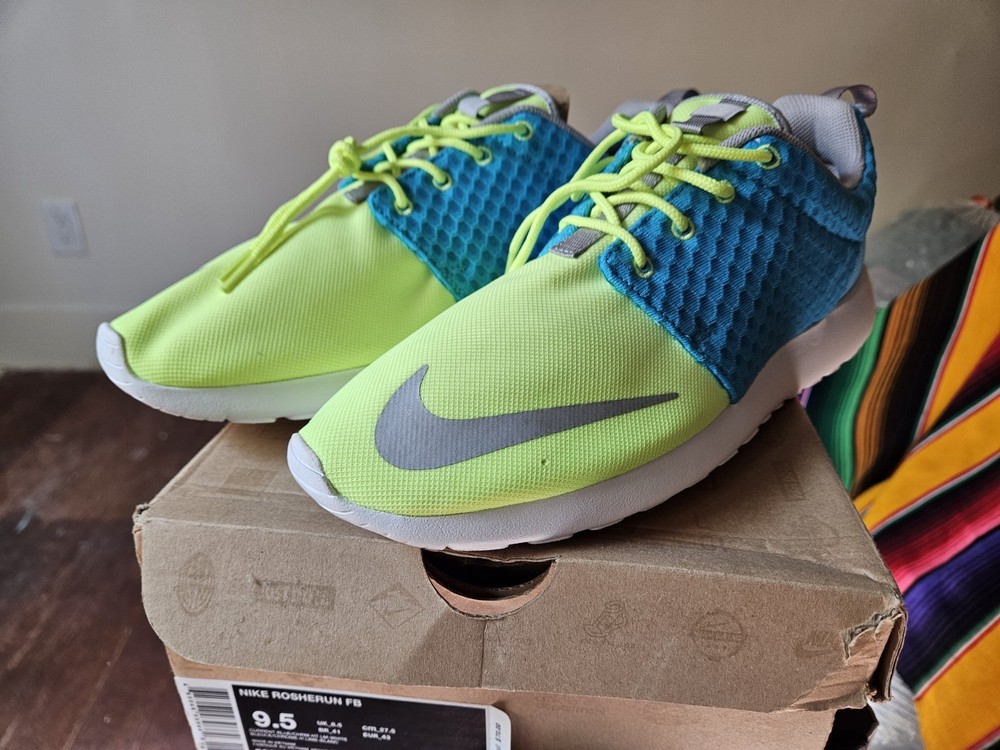 Size 9.5 - Nike Rosherun FB Current Blue