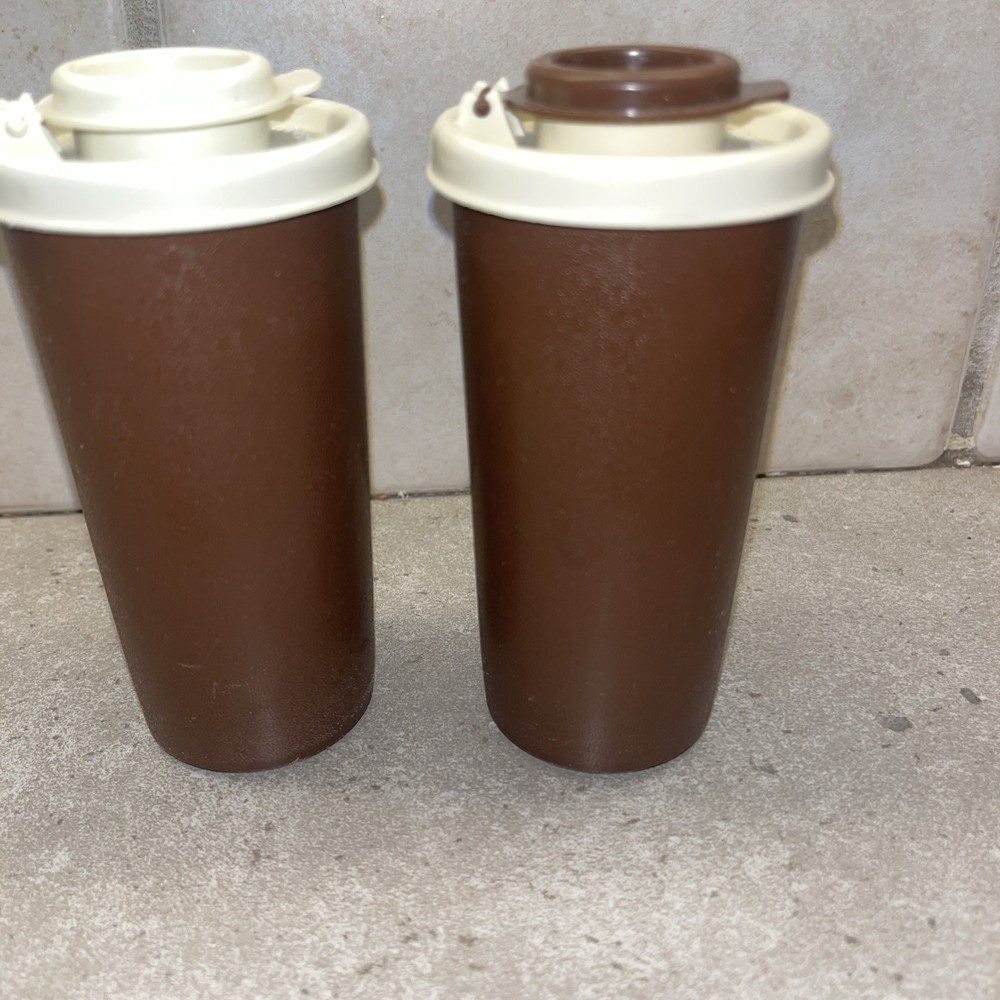 Vintage Pair TUPPERWARE 1329 salt /pepper Shakers Brown tan Complete USA
