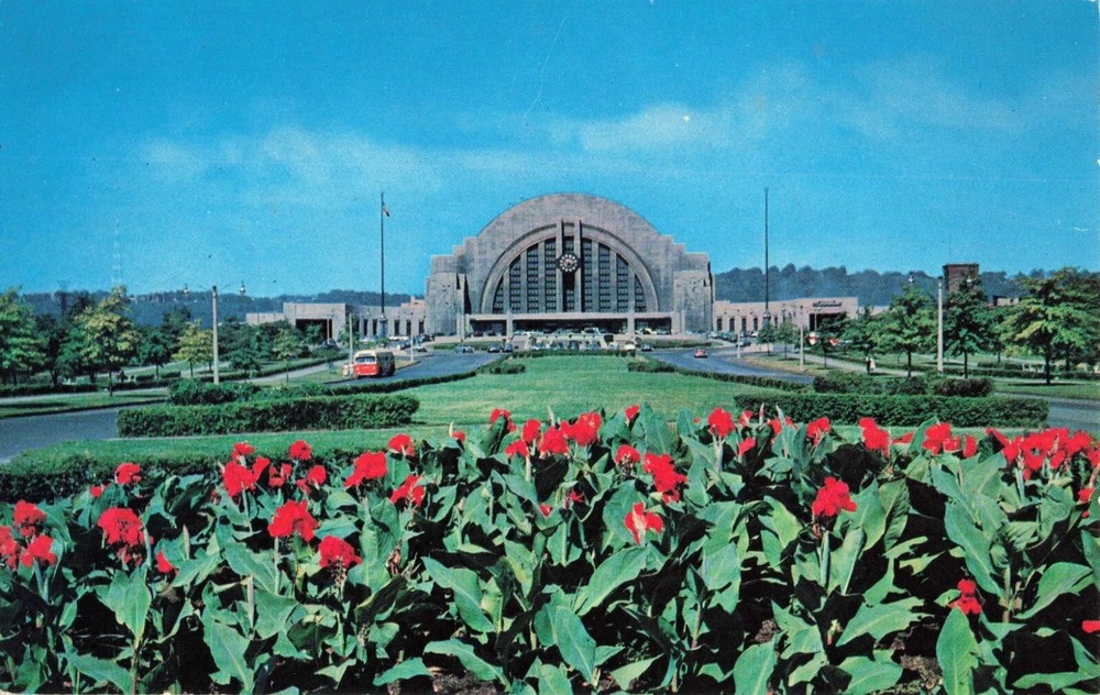 Approach to Cincinnati Union Terminal - Cincinnati Ohio OH - Postcard