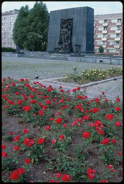 Photo:The Warsaw Ghetto Monument