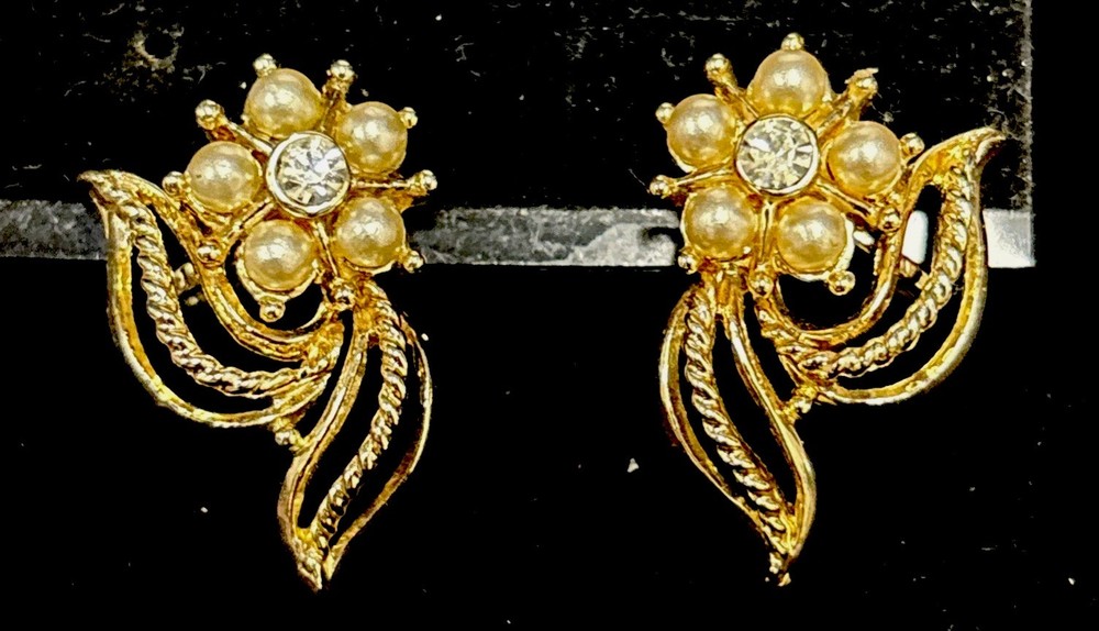 Vintage Coro Signed Gold Tone Faux Pearl Flower Screw Post Earrings