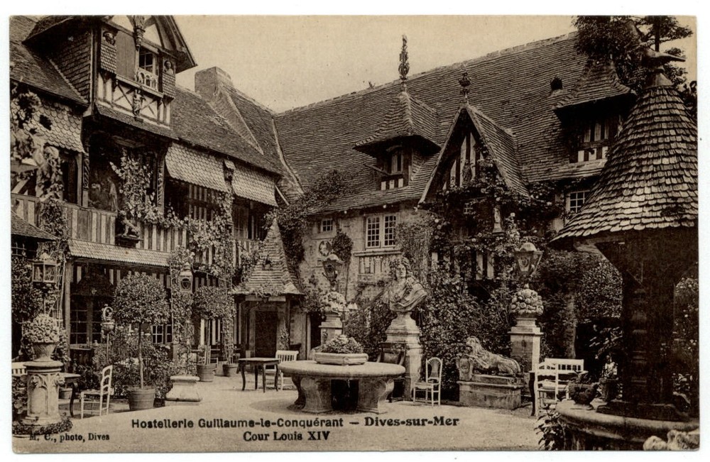 Hostellerie Guillaume-le-Conquerant Dives sur Mer Cour Louis XIV postcard s501