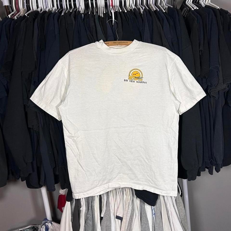90s graphic tee with a cool design #90s single stitch bat view area  Size L
