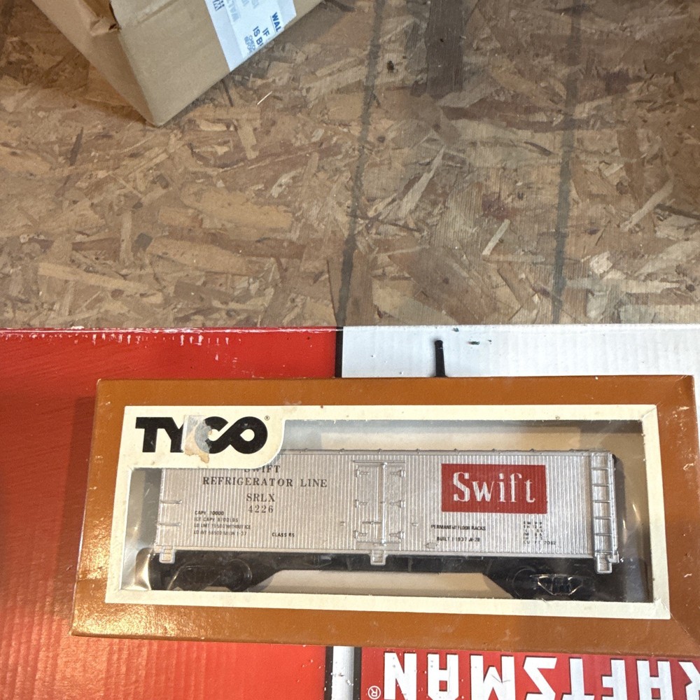 TYCO HO Swift Refrigerator Line Reefer Car SRLX 4226 Silver/Red #4226