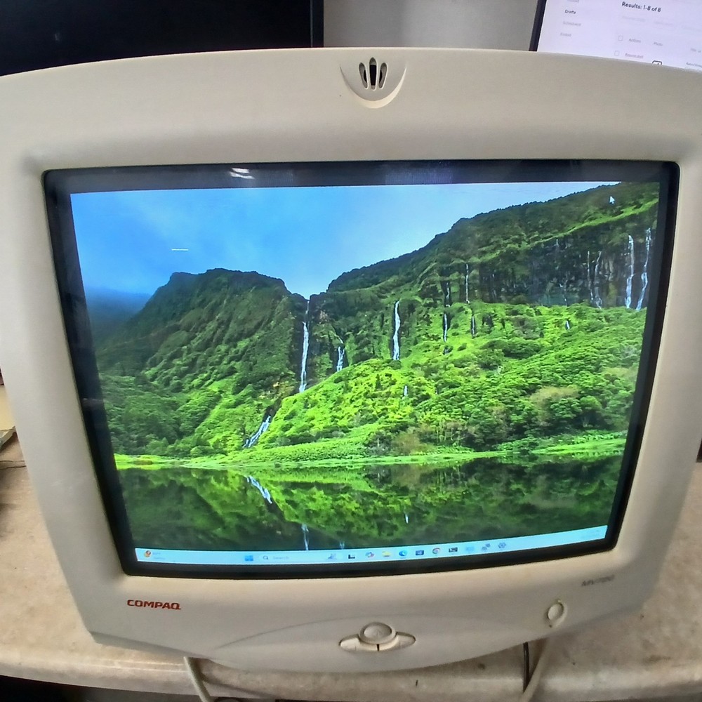 Retro/Vintage Compaq Presario MV720 CRT VGA Monitor 17