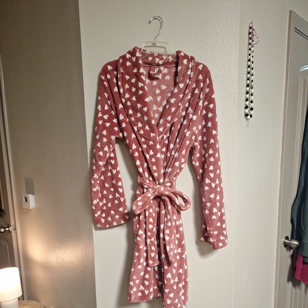 Calvin Klein Women's Sz M/L Heart Printed Fluffy Fleece Short Robe QP2300O