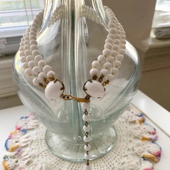 Vintage 50s White Beaded Necklace – Triple Strand with Cabochon Clasp