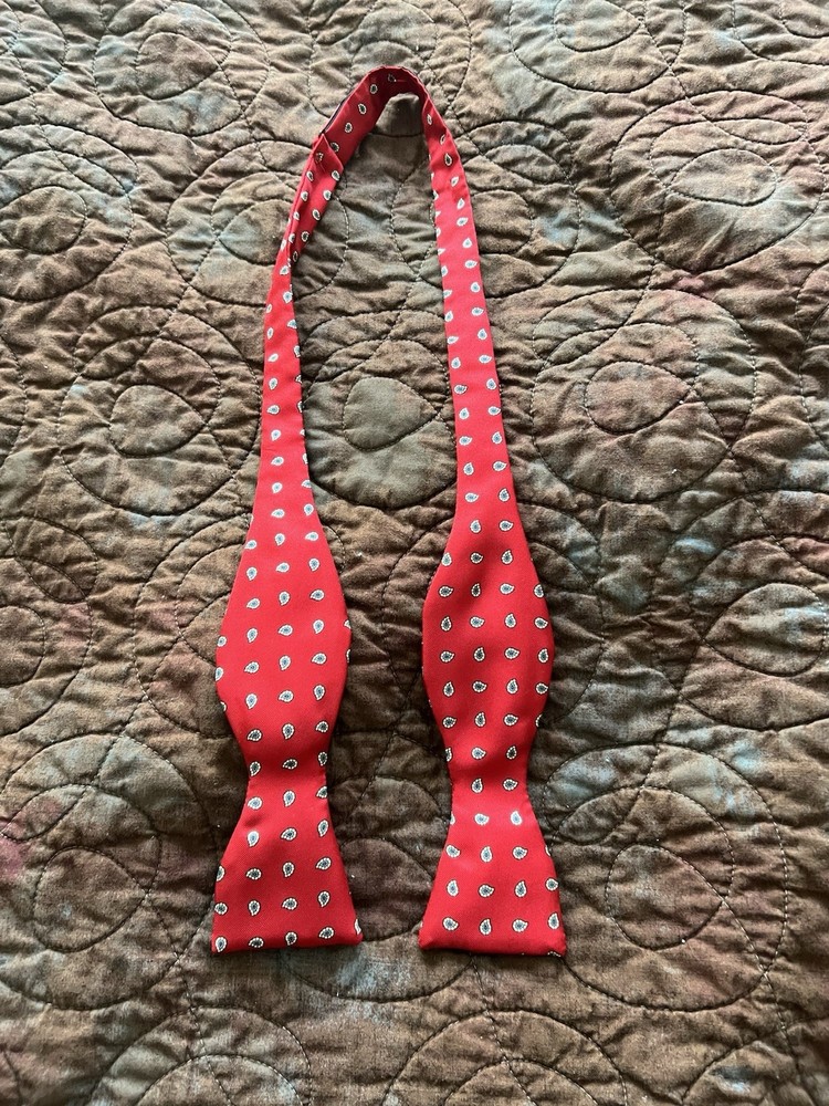 Rego & Pato Red Paisley Bow Tie for Stylish Men