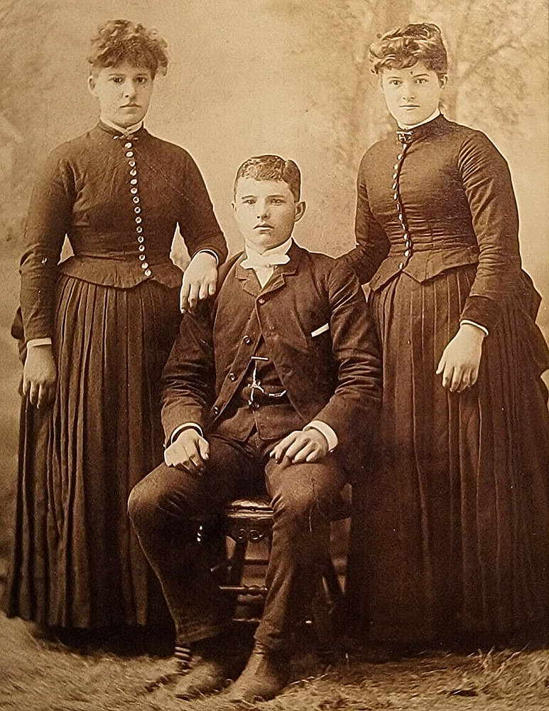 St. Louis Missouri Family Portrait Of Women And Man Vintage Cabinet Card Photo