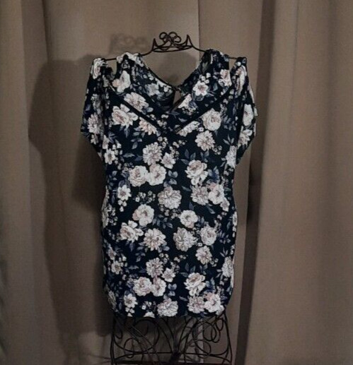 Torrid Short Sleeve Size 2 Black Pink Floral Cold Shoulder  Embroider Lace Top