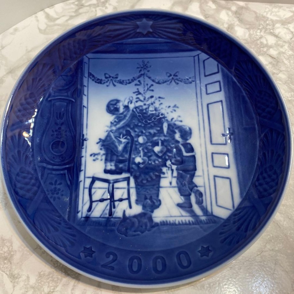 Royal Copenhagen Plate Trimming the Tree 2000 Used Collectible